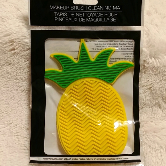 🎉2/$16 Pineapple Makeup Brush Cleaning Mat - Picture 1 of 4